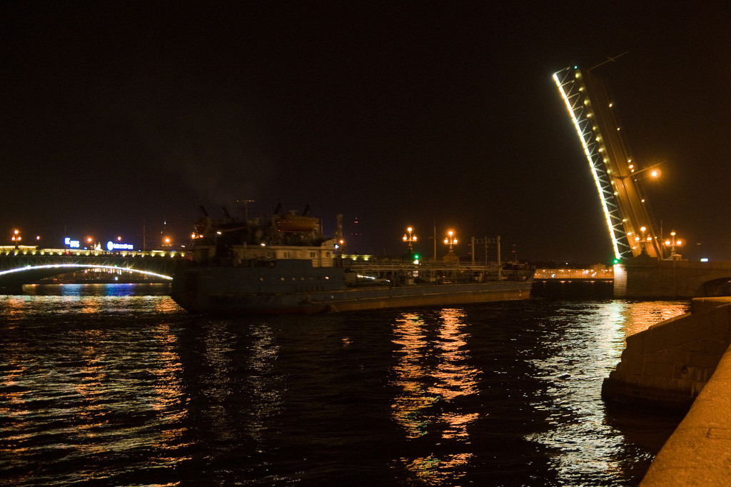 Ein Spektaktel sind die nachts für den Schiffsverkehr hochgeklappten Newa-Brücken in St. Petersburg.