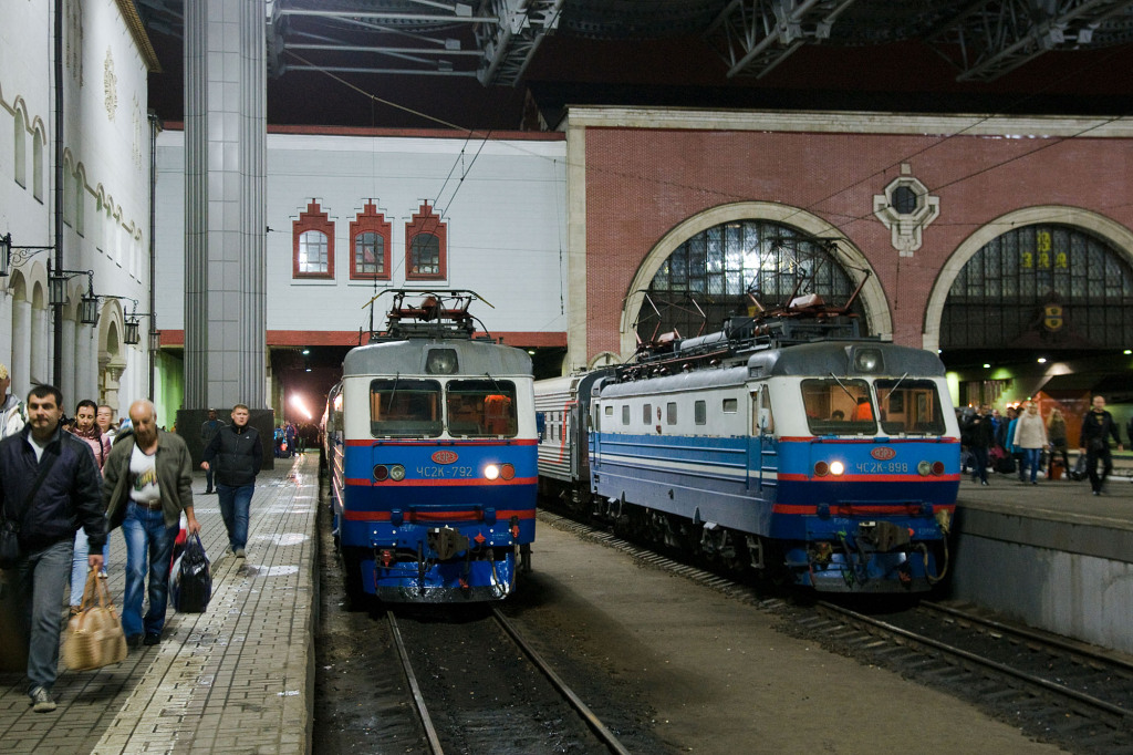 Zwei Fernzüge sind am frühen Morgen am Kasaner Bahnhof angekommen. Der linke war unserer.