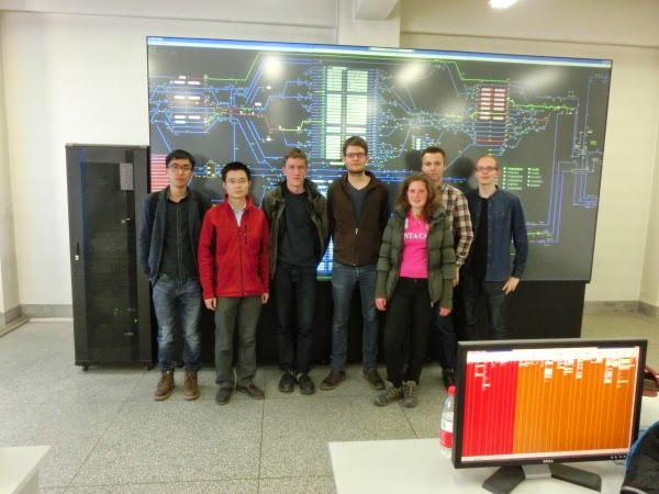 Gruppenbild vor der Simulation eines elektronischen Stellwerks an der LZJTU