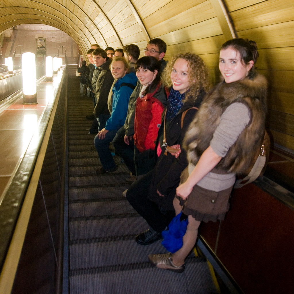 Auf den längsten Rolltreppen der Welt in Moskaus Metro Stationen