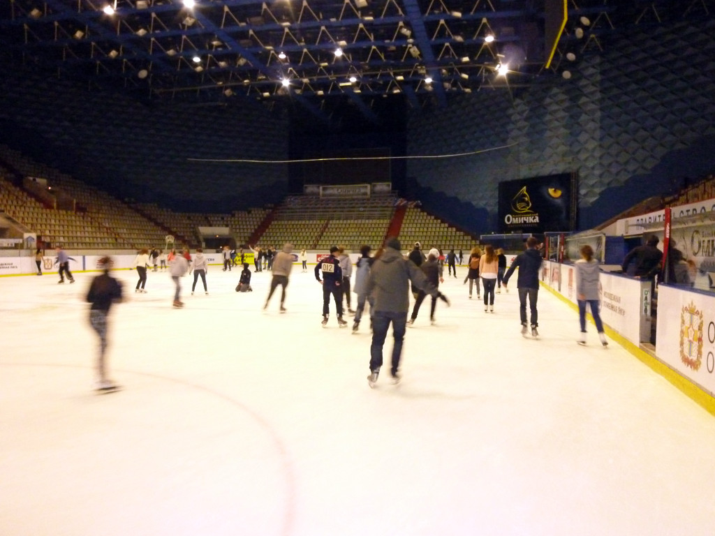 Beim Eislaufen in der Omsker Eisarena