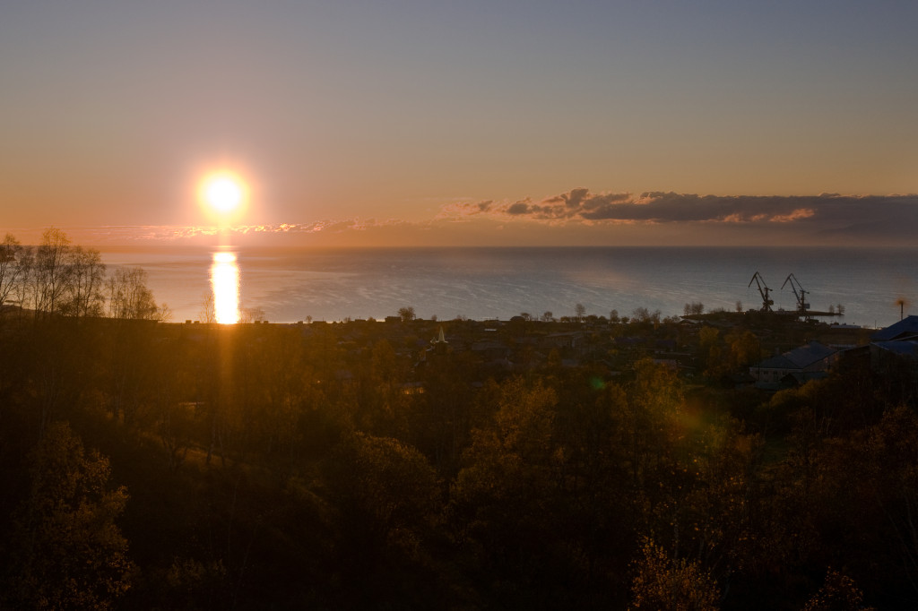 Sonnenaufgang über dem Baikalsee, aufgenommen aus dem Zug nach Wladiwostok