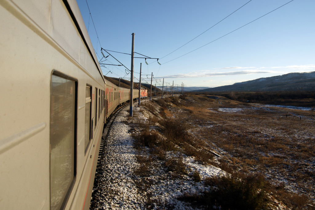 Zugfahrt durch die zauberhaften Landschaften Sibiriens