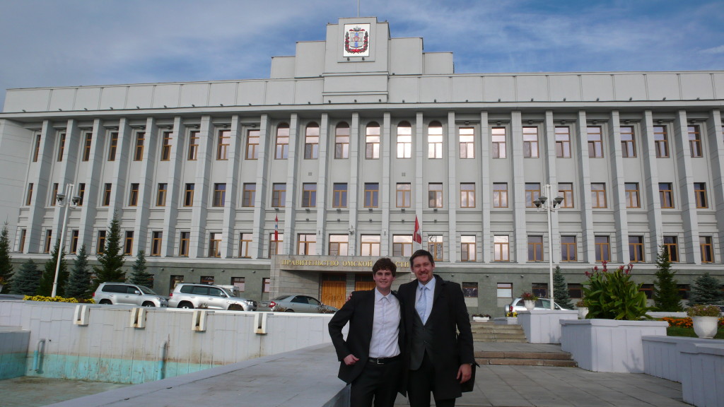 Simon und Konstantin Ponomarjow vor dem Gouverneurspalast in Omsk
