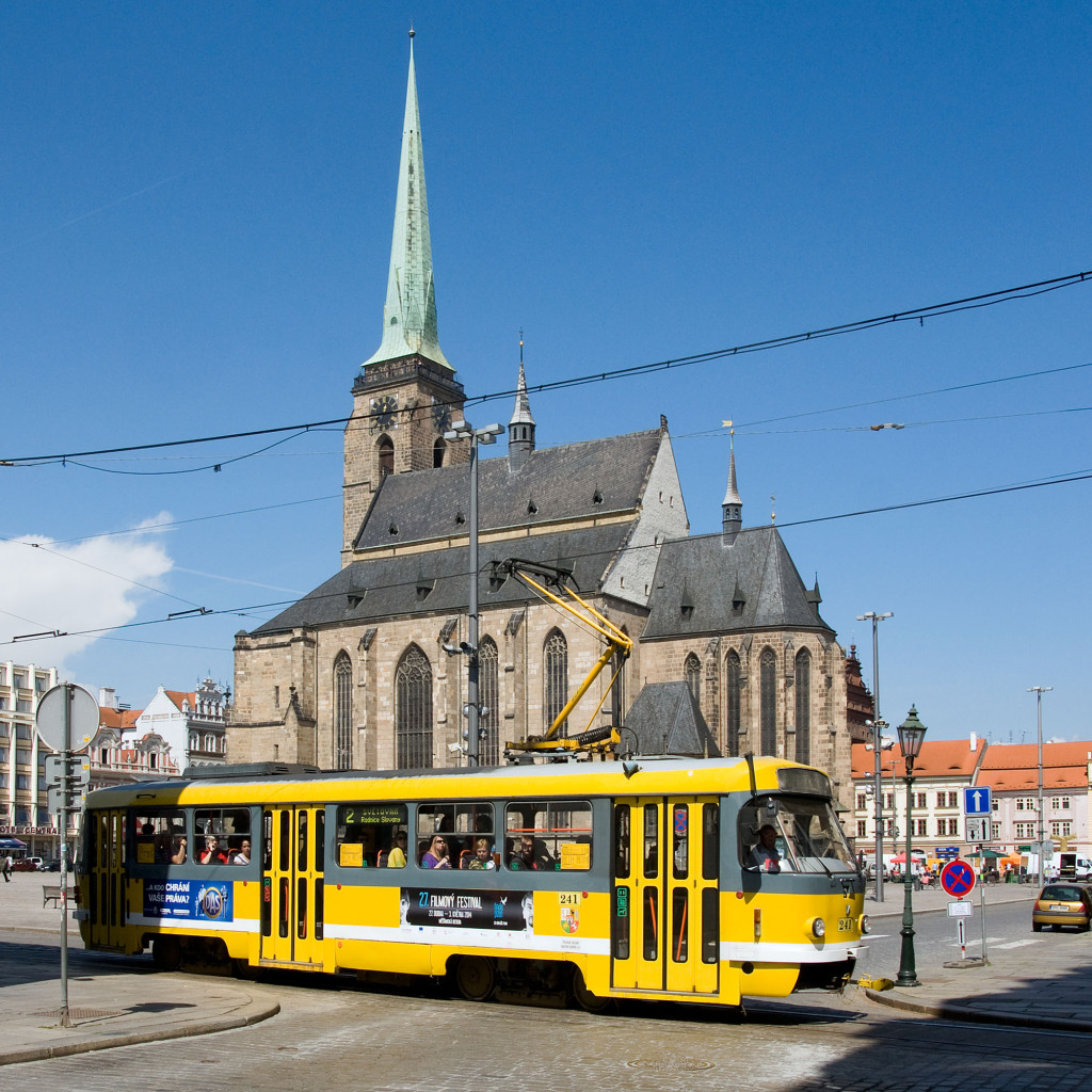 Eine Tatra-Straßenbahn vor der Kulisse der Bartholomä-Kathedrale.