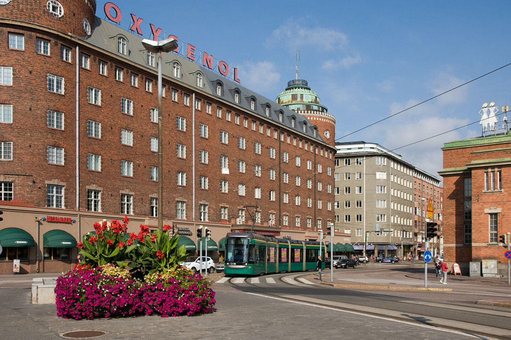 Moderne Niederflurstraßenbahn in Helsinki