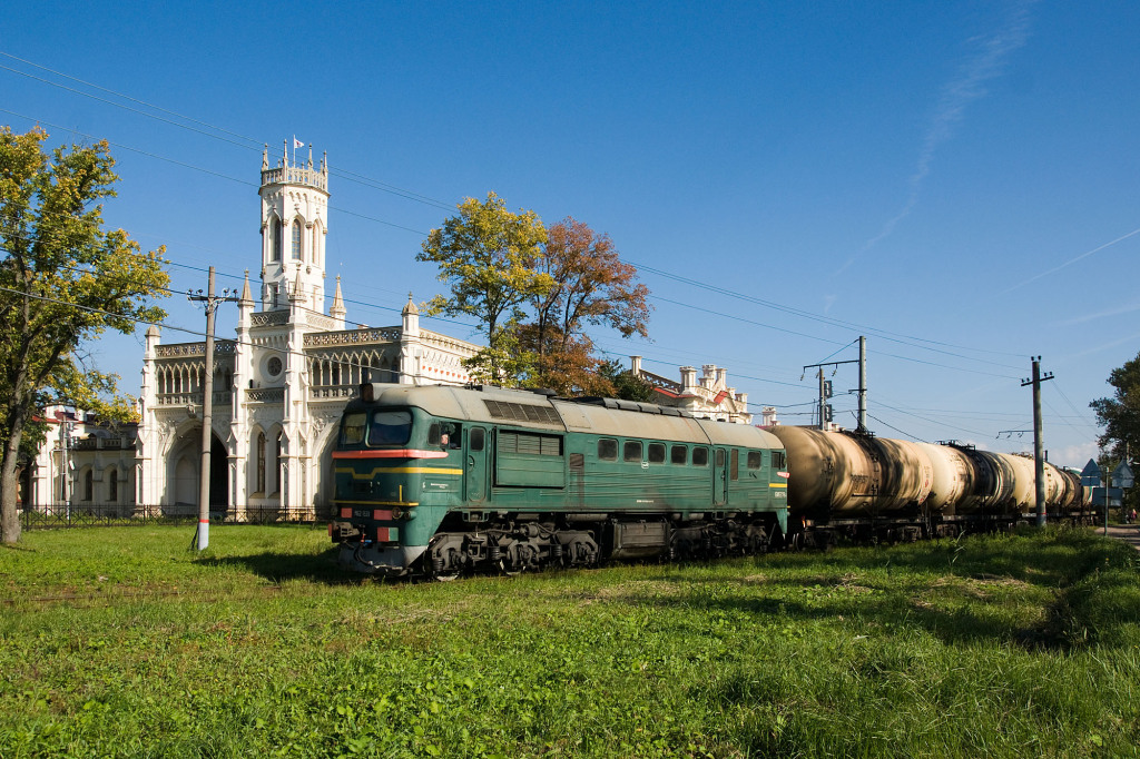 Zarenpracht und Sowjetpower: Eine in Deutschland "Taigatrommel" genannte Diesellok fährt mit einem kurzen Kesselwagenzug in Novi-Petergof aus.