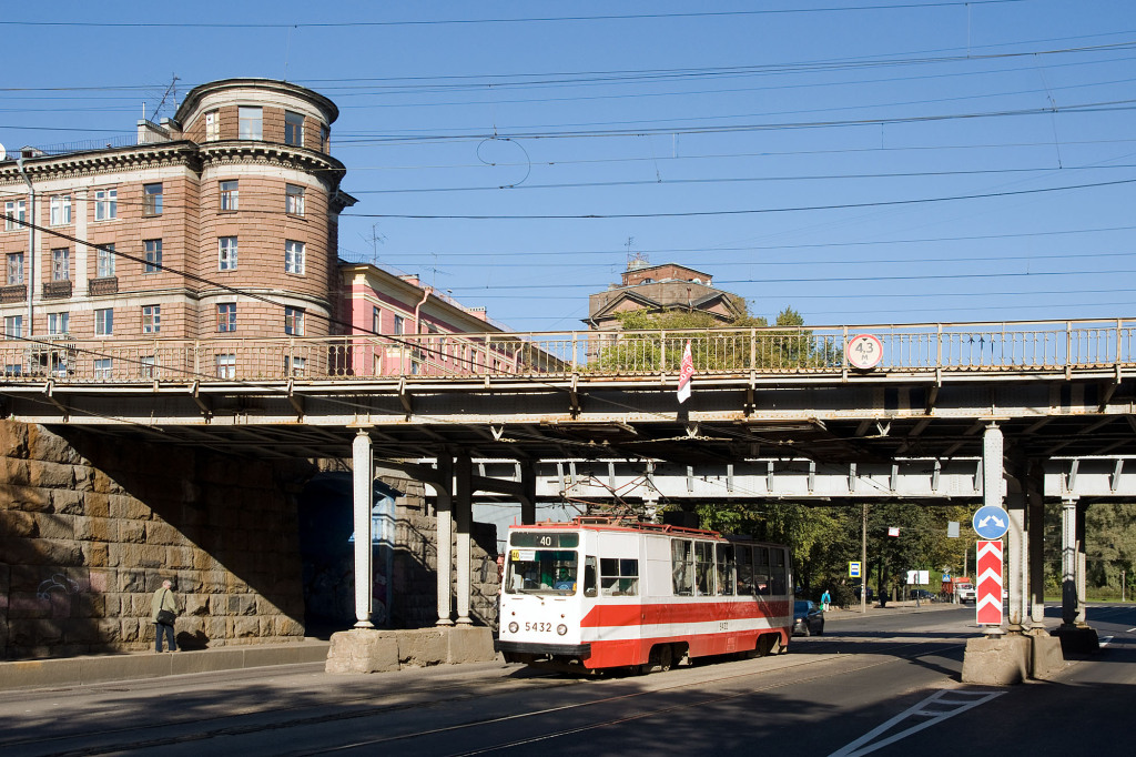 Rustikal geht es zumeist bei der Straßenbahn in St. Petersburg zu, hier an der Haltestelle Lanskaya.