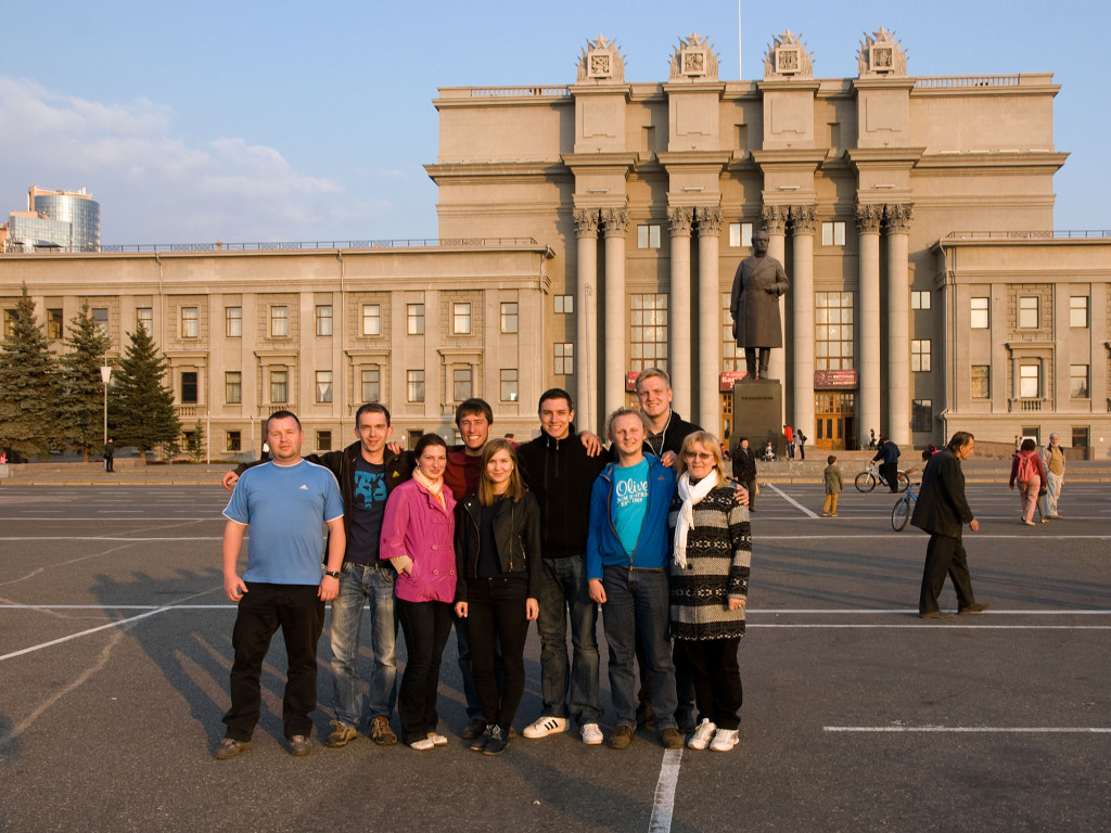 Gruppenbild auf dem Kuybischew-Platz vor dem heutigen Theater