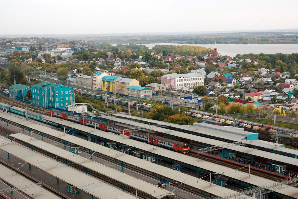 Ausblick vom Bahnhofsturm auf die Bahnsteige