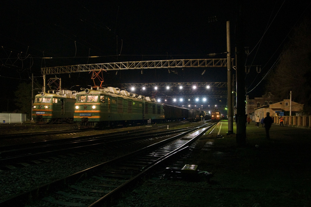 Spätabendlicher Halt in Kotelnikovo. Zwei Güterzüge warten ebenfalls auf die Weiterfahrt.