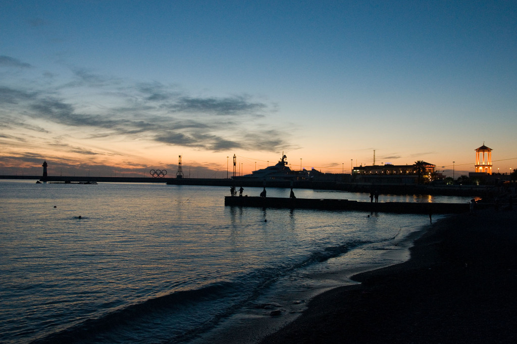 Abendstimmung an der Strandpromenade von Sotschi.