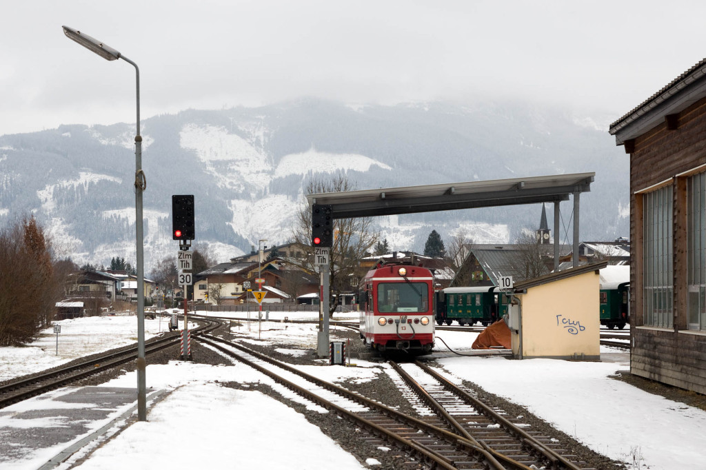 VTs 13 der Pinzgauer Lokalbahn wird an der Remise in Tischlerhäusl betankt.