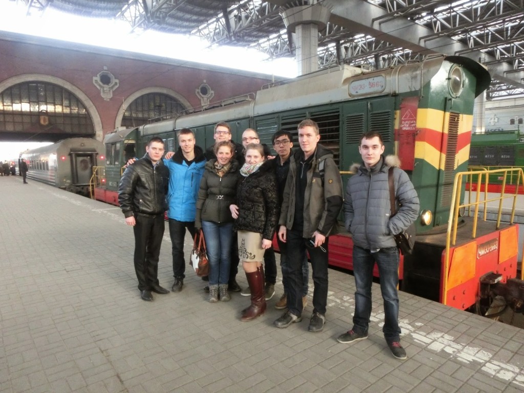 Gruppenbild am Kasaner Bahnhof mit den Studenten aus Samara