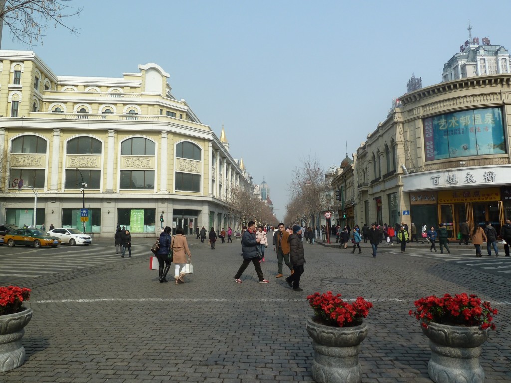 Fußgängerzone in Harbin mit kreuzender Straße.