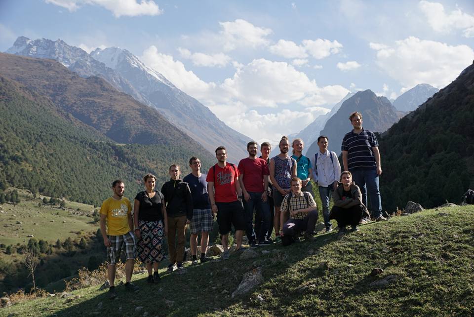 Gruppenbild in einem herrlichen Gebirgstal Kirgistans nahe Bischkek
