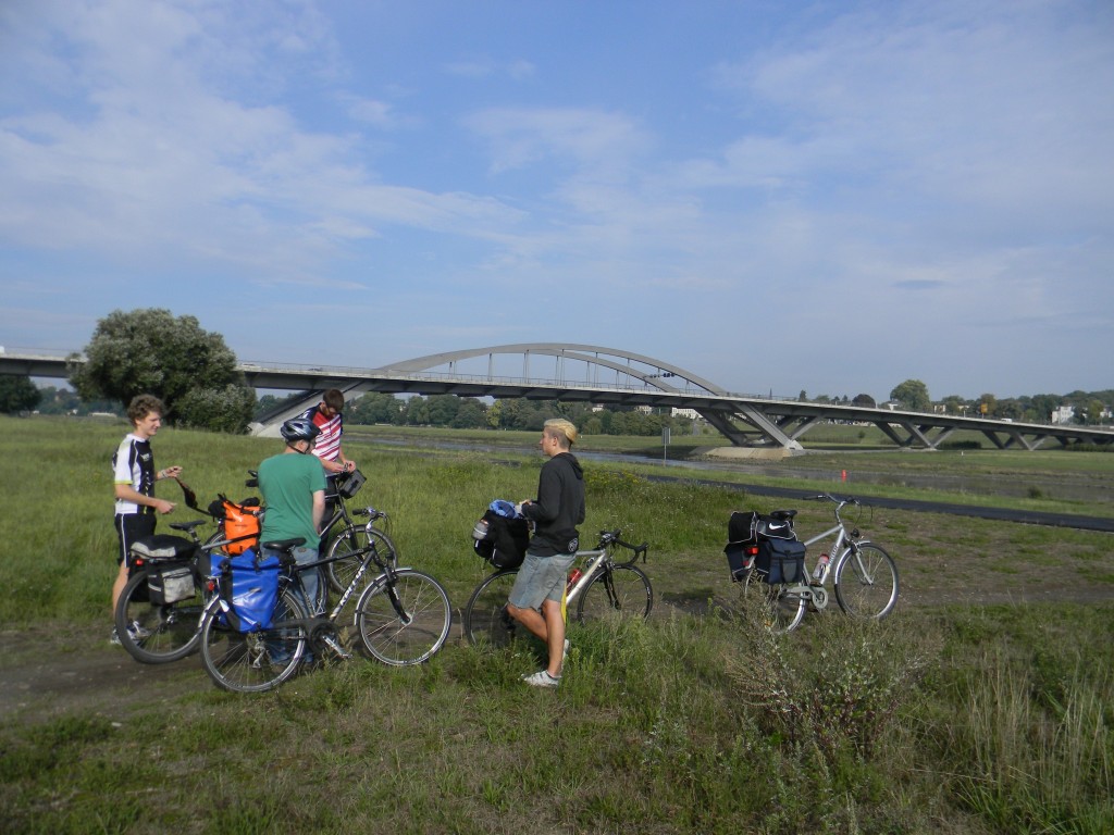 Treffen an der Waldschlösschenbrücke