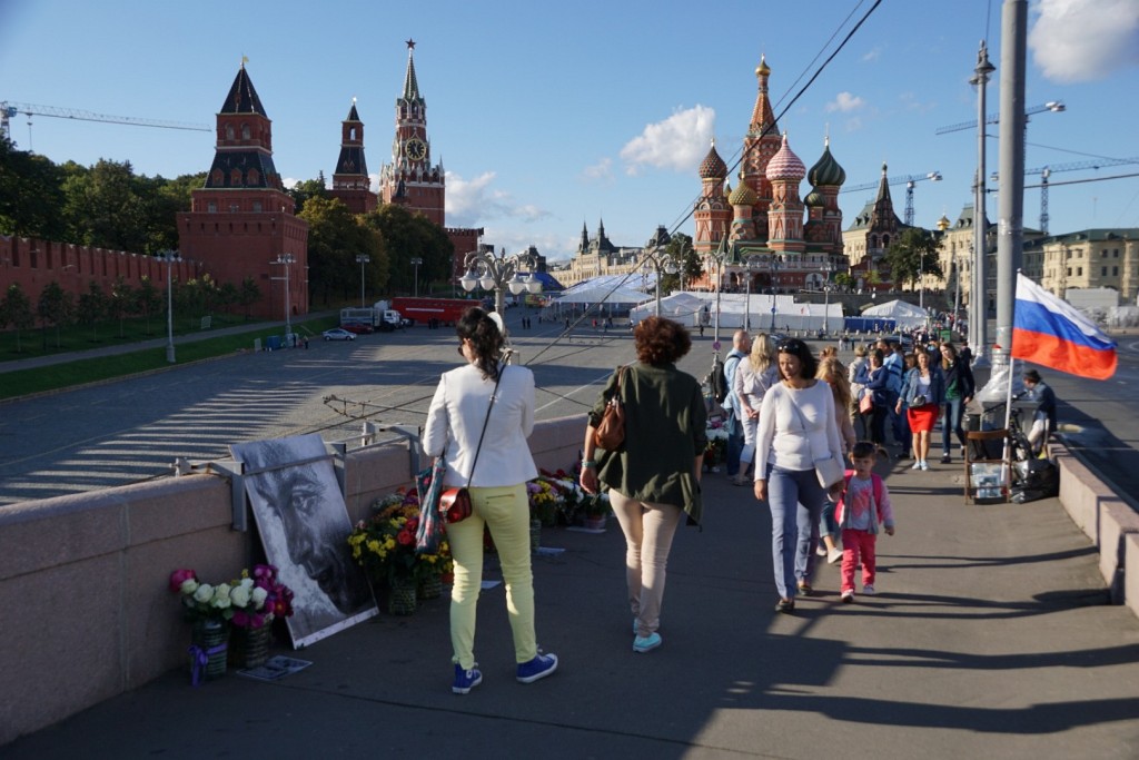 Erinnerung an den im Februar 2015 hier erschossenen Boris Nemzow unweit des Kremls