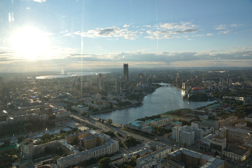 Aussicht vom höchsten Gebäude Jekaterinburgs auf das Stadtzentrum im Abendlicht