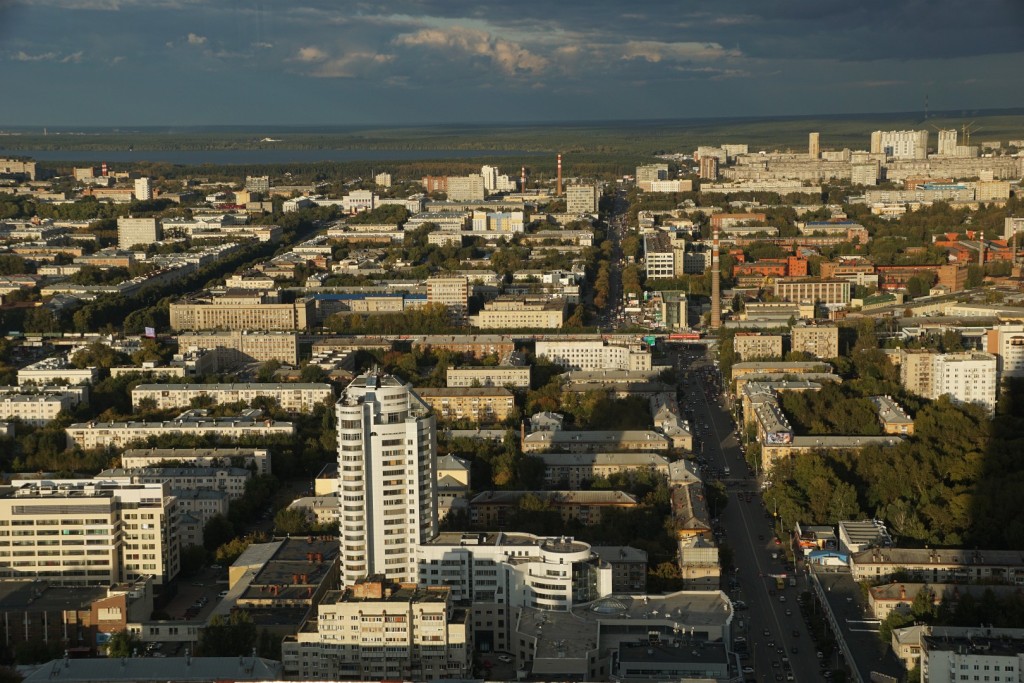 Ein Schnellzug fährt durch Jekaterinburg