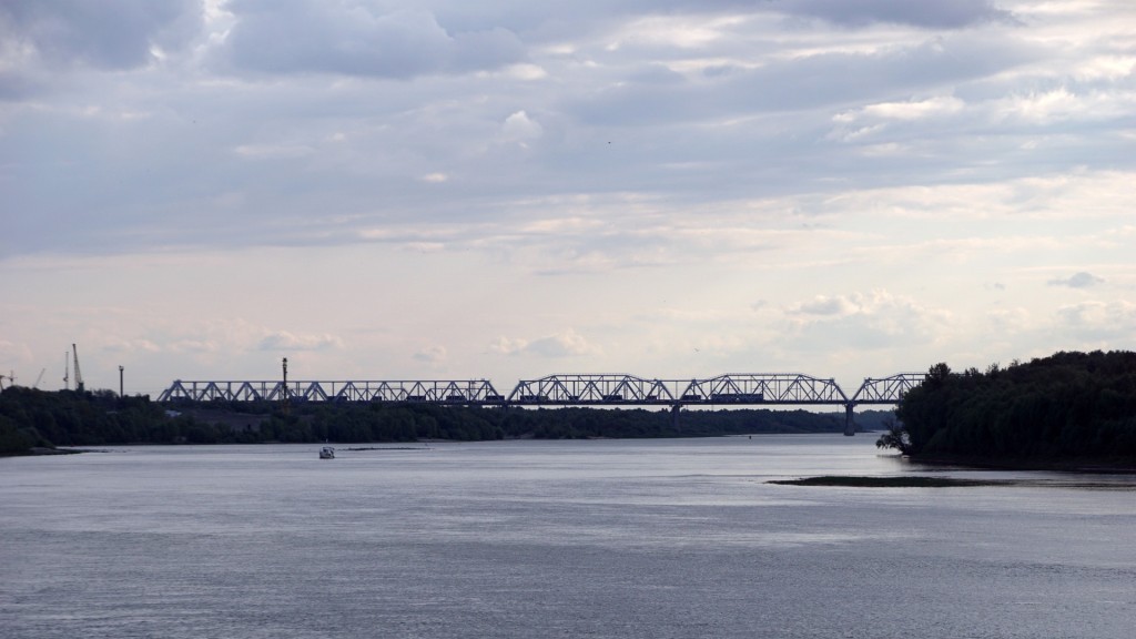 Die Brücke über den Irtisch der Transsibirischen Eisenbahn. Ein Containerzug fährt gen Westen