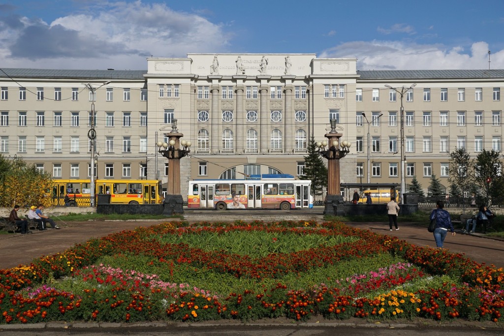 Das Hauptgebäude der OmGUPS mit einem Trolleybus