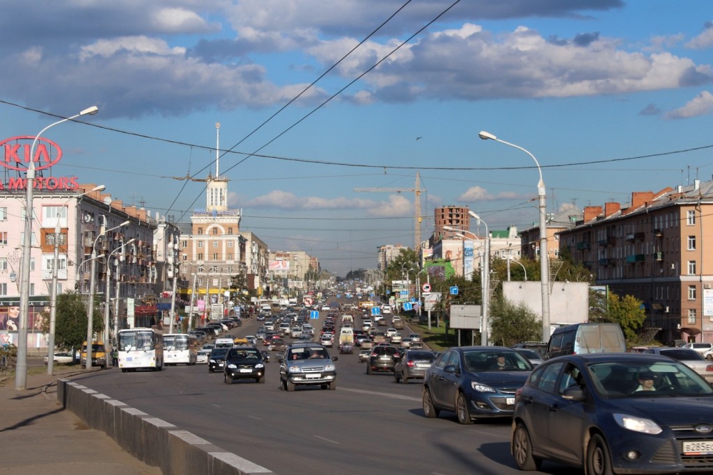 Alltag auf einer der vielen breiten Hauptstraßen in Omsk