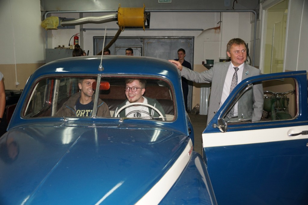 Besuch in der Autowerkstatt der Straßenverkehrsuni SibADI