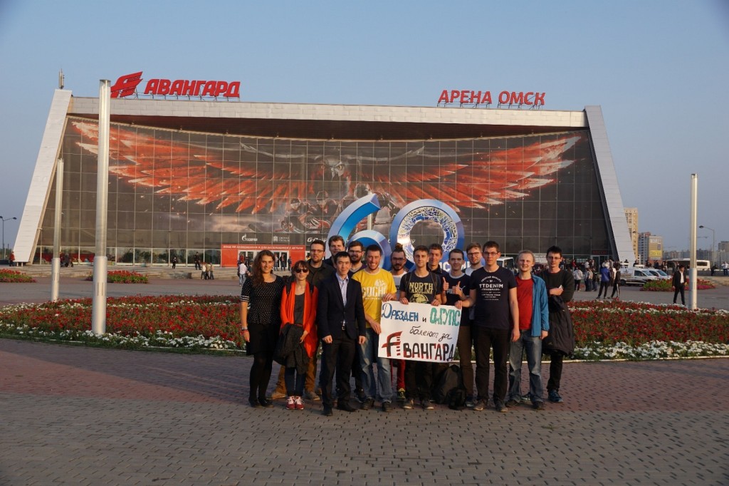 Gemeinsamer Besuch eines Eishockeyspiels der Omsker Mannschaft Avangard