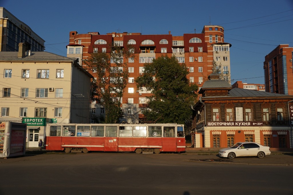 Typische Straßenbahn vor typisch gemischter Bebauung in Omsk