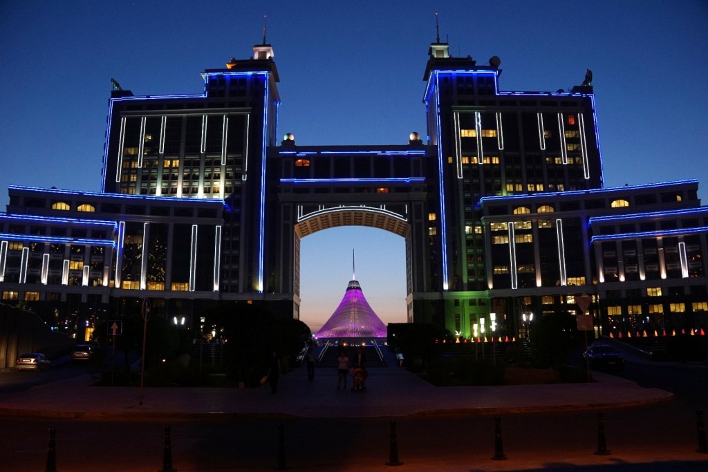 Nachts ist Astana hell erleuchtet