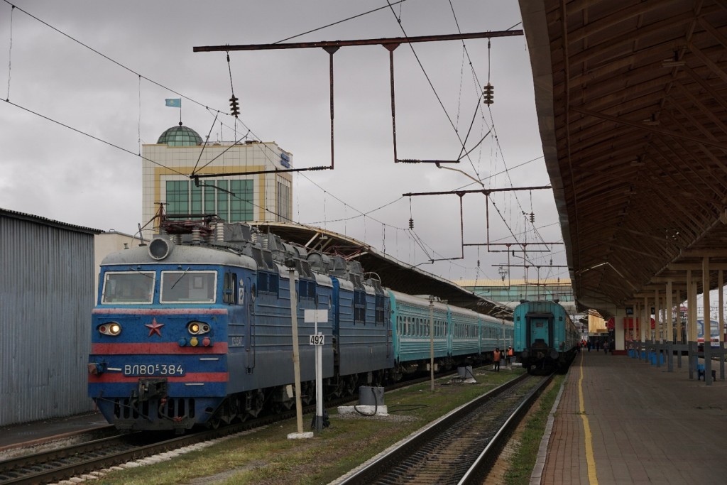 Unser Zug zur Weiterfahrt nach Almaty vor der Abfahrt in Astana