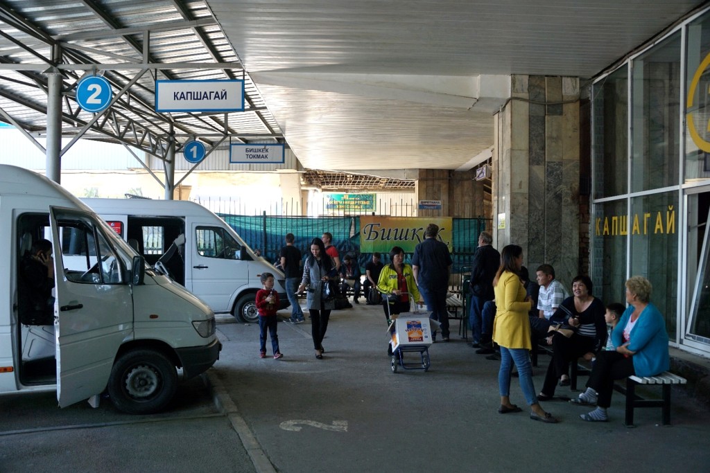 Bussteg für die Busse nach Bischkek am Busbahnhof in Almaty