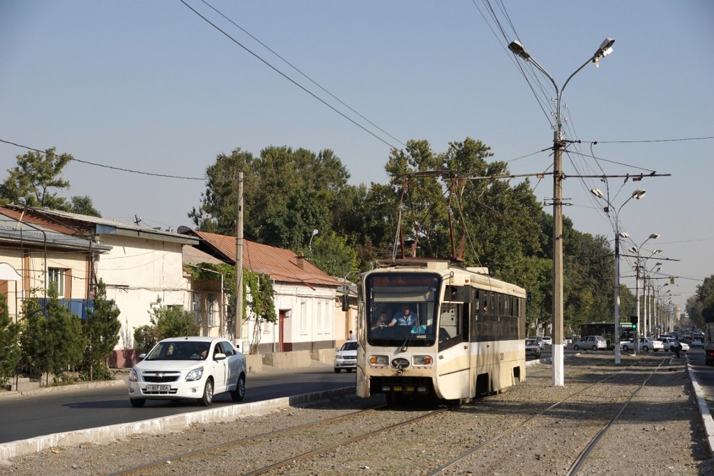 Straßenbahn in Taschkent und ein typischer Chevrolet