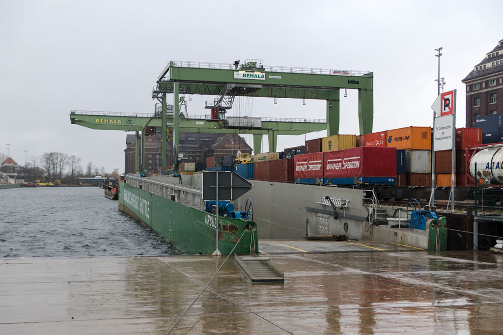 Schwerlastshuttle und Containerkräne im Westhafen der BEHALA in Berlin