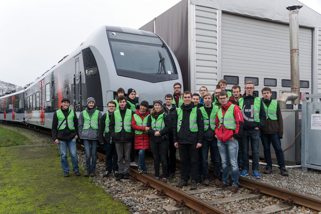 Gruppenfoto vor einem Flirt3 für das Niederrhein-Netz von Abellio Rail NRW bei der Stadler Pankow GmbH