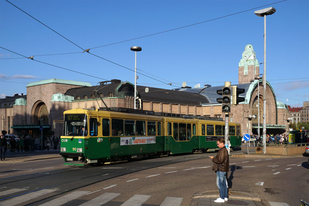 Ältere Straßenbahn in Helsinki vor dem Bahnhof