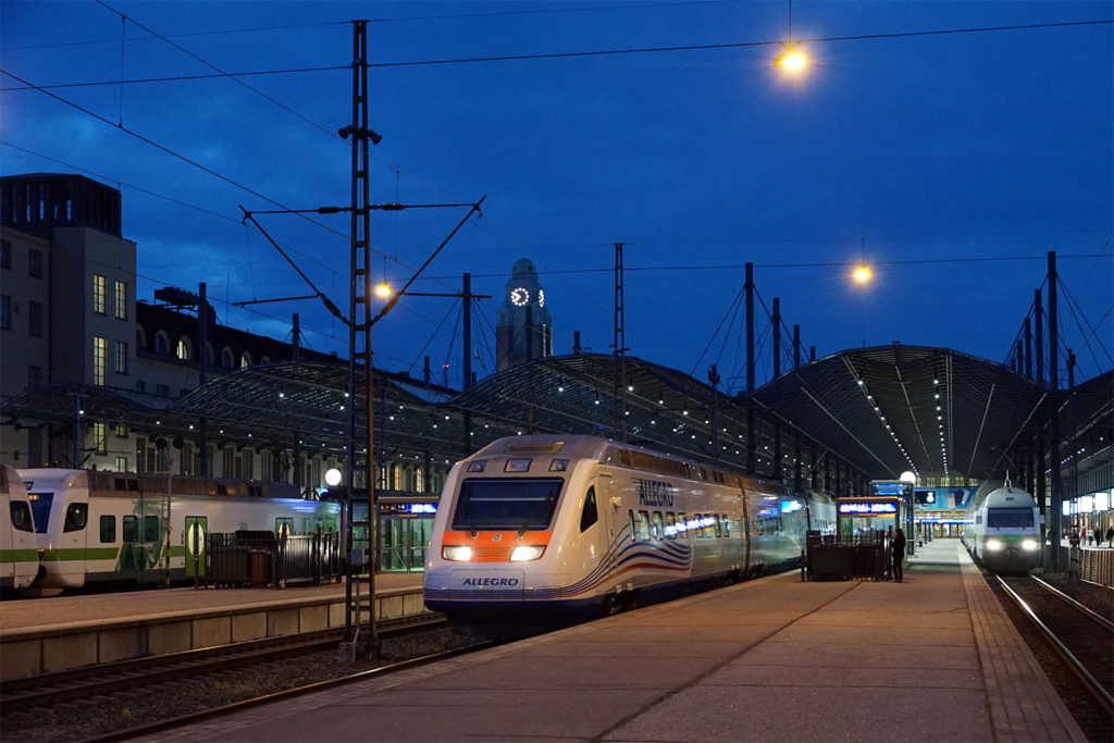 Der Hochgeschwindigkeitszug Allegro im Bahnhof von Helsinki