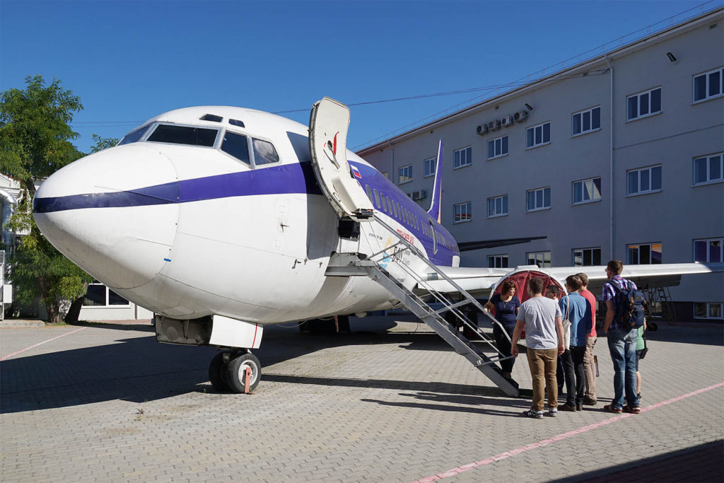 Flugzeug im Innenhof der Baltischen Universität Kaliningrad
