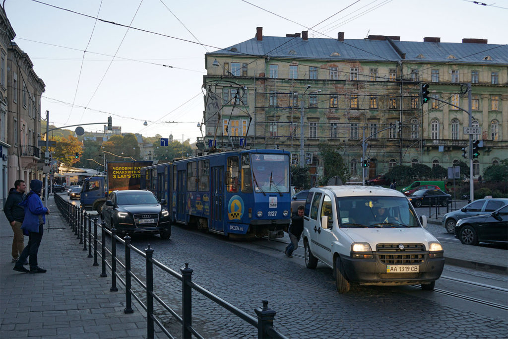 Unkomplizierte Amtshilfe: Dresdner Straßenbahnfahrer schieben ein liegengebliebenes Auto von den Straßenbahnschienen