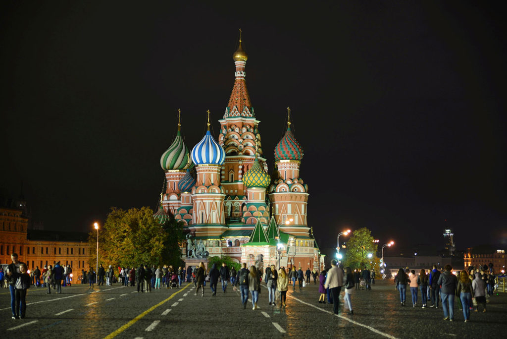 Die Basilika auf dem Roten Platz bei Nacht