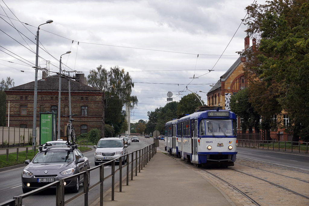 Straßenbahn mit Rollen-Stromabnehmer