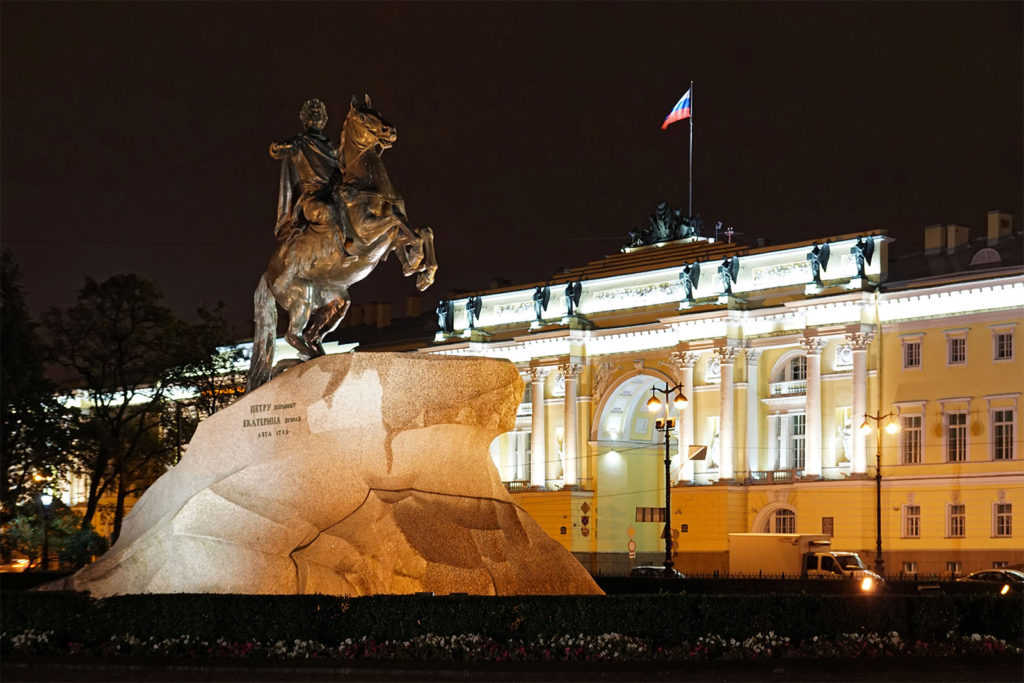 St. Petersburg bei Nacht