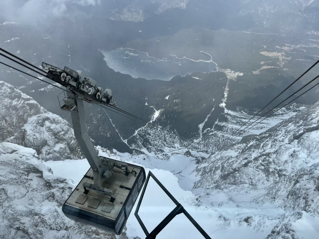 Seilbahn erreicht die Bergstation